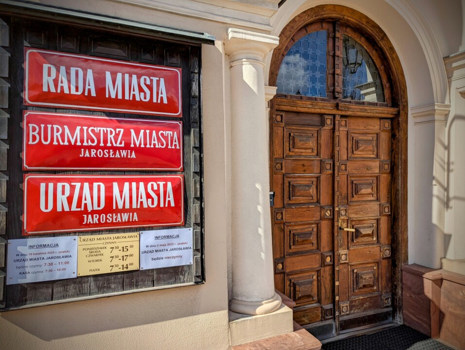 Tablica informacji przed Ratuszem.