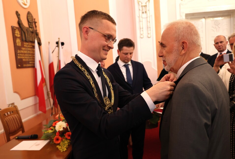 35 lat samorządu terytorialnego - uroczystość wręczenia Jarosławowi Pagaczowi złotej odznaki „Za Zasługi dla Miasta Jarosławia