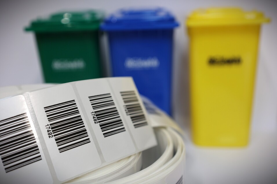 Pilotażowy system kodowania worków na&nbsp;odpady ruszy 1 maja br. - foto etykiet na&nbsp;tle koszy na&nbsp;śmieci