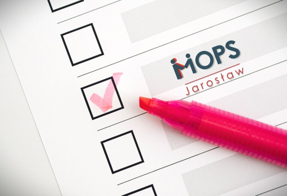 Ankieta Miejskiego Ośrodka Pomocy Społecznej w&nbsp;Jarosławiu - grafika. Biała kartka z&nbsp;czarnymi polami i&nbsp;różowy zakreślacz oraz logo MOPS.